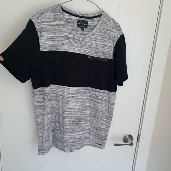GUESS Men’s Colour Block Tee with Zipper Pocket - Picture 3 of 7
